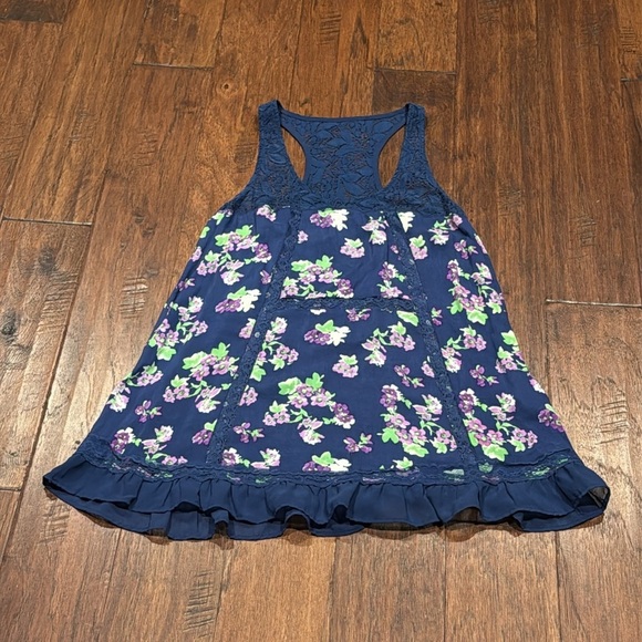 Medium Floral Blue Sleeveless Top - Picture 13 of 15